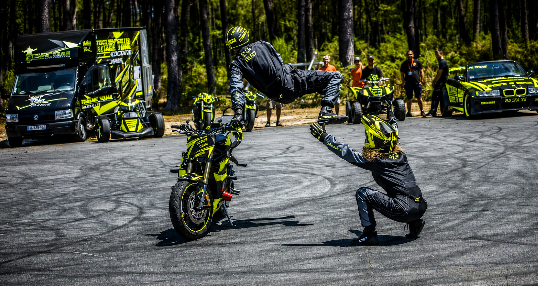 La Titane Team en plein show acrobatique : stunt moto, quad et prototypes en livrée noir et lime.