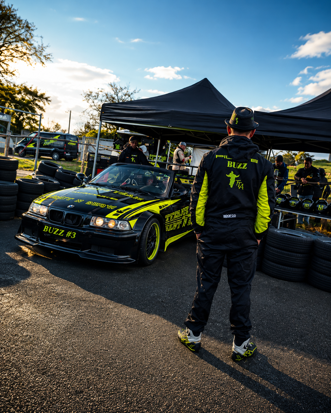 Pilote « Buzz » de la Titane Team face à la BMW de drift « Buzz #3 » au paddock.