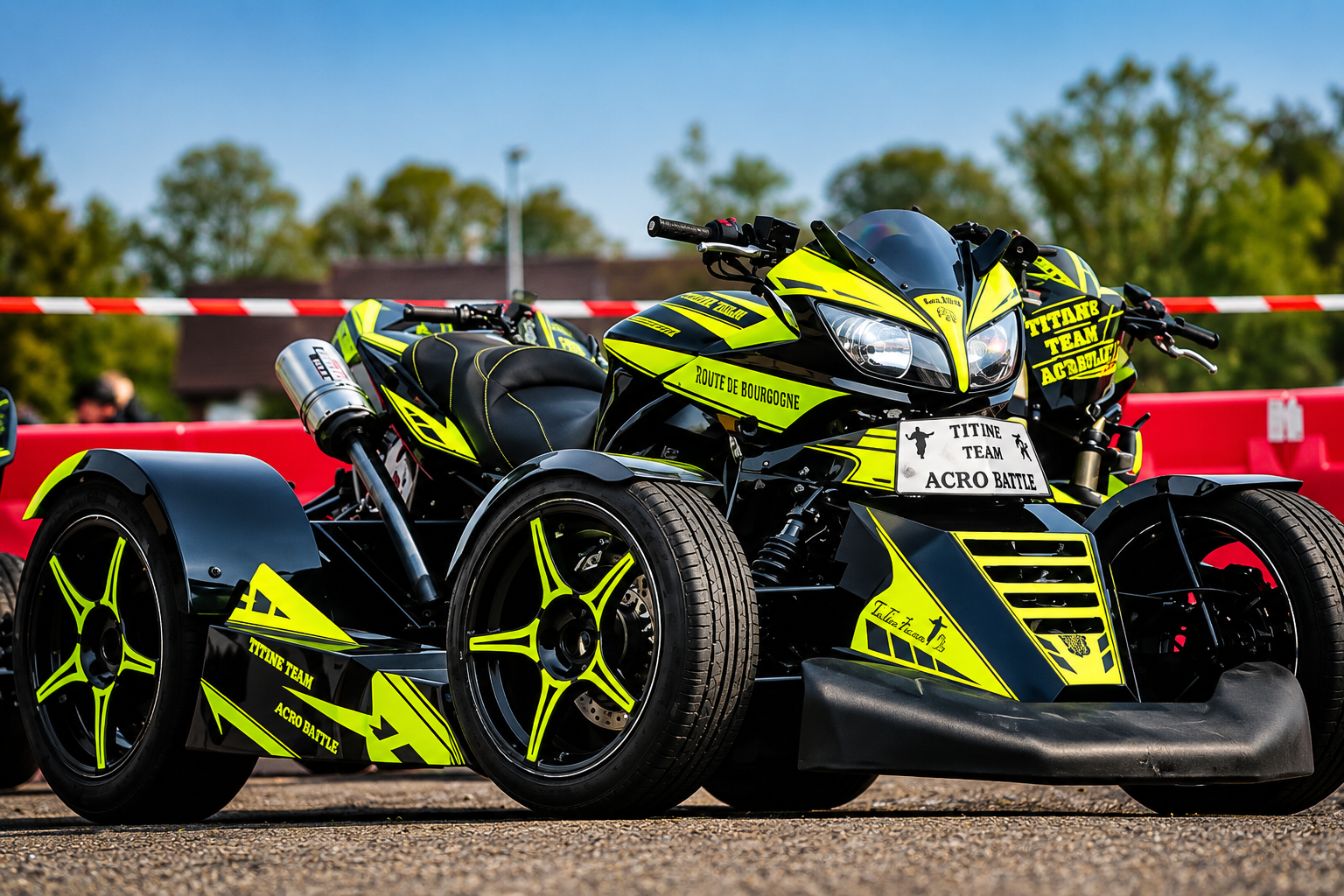 Prototype trois-roues de la Titane Team, livrée noir et lime, plaque « Acro Battle ».