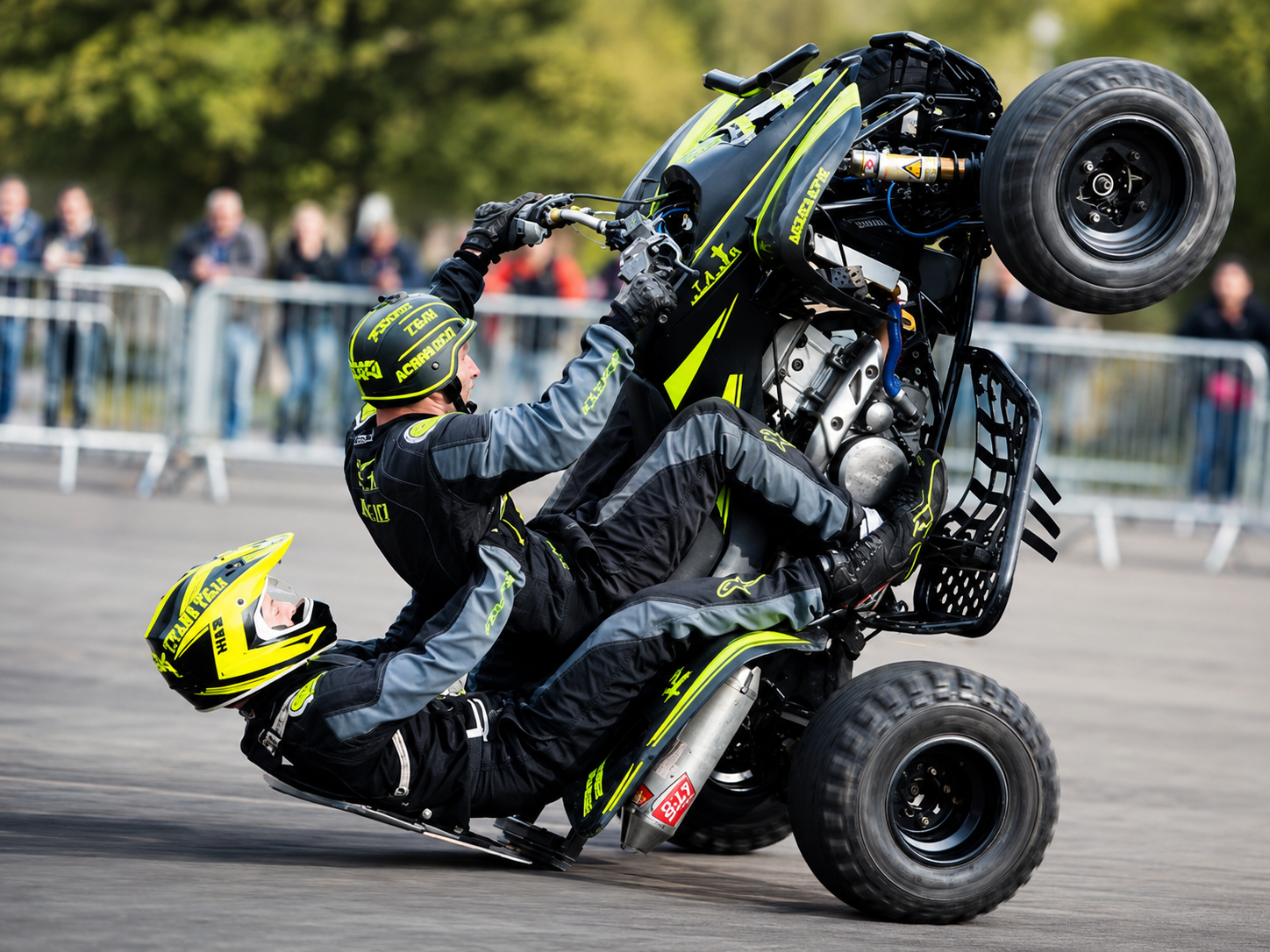 Quad de la Titane Team en cabré à deux pilotes lors d'un show acrobatique.